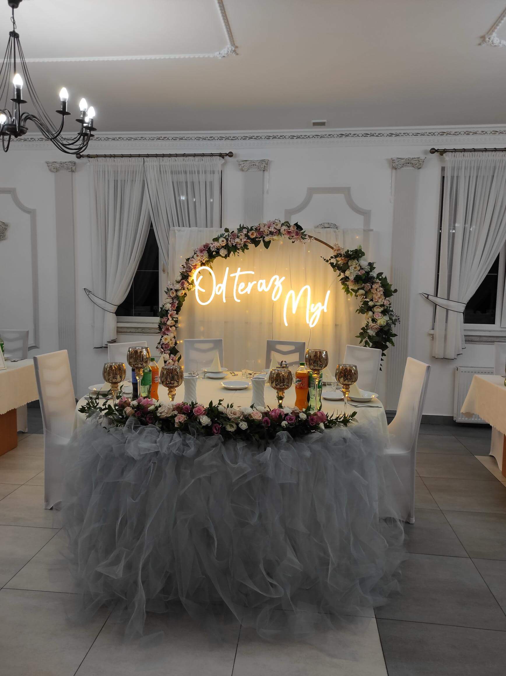 Pergola z miejscami przy stole